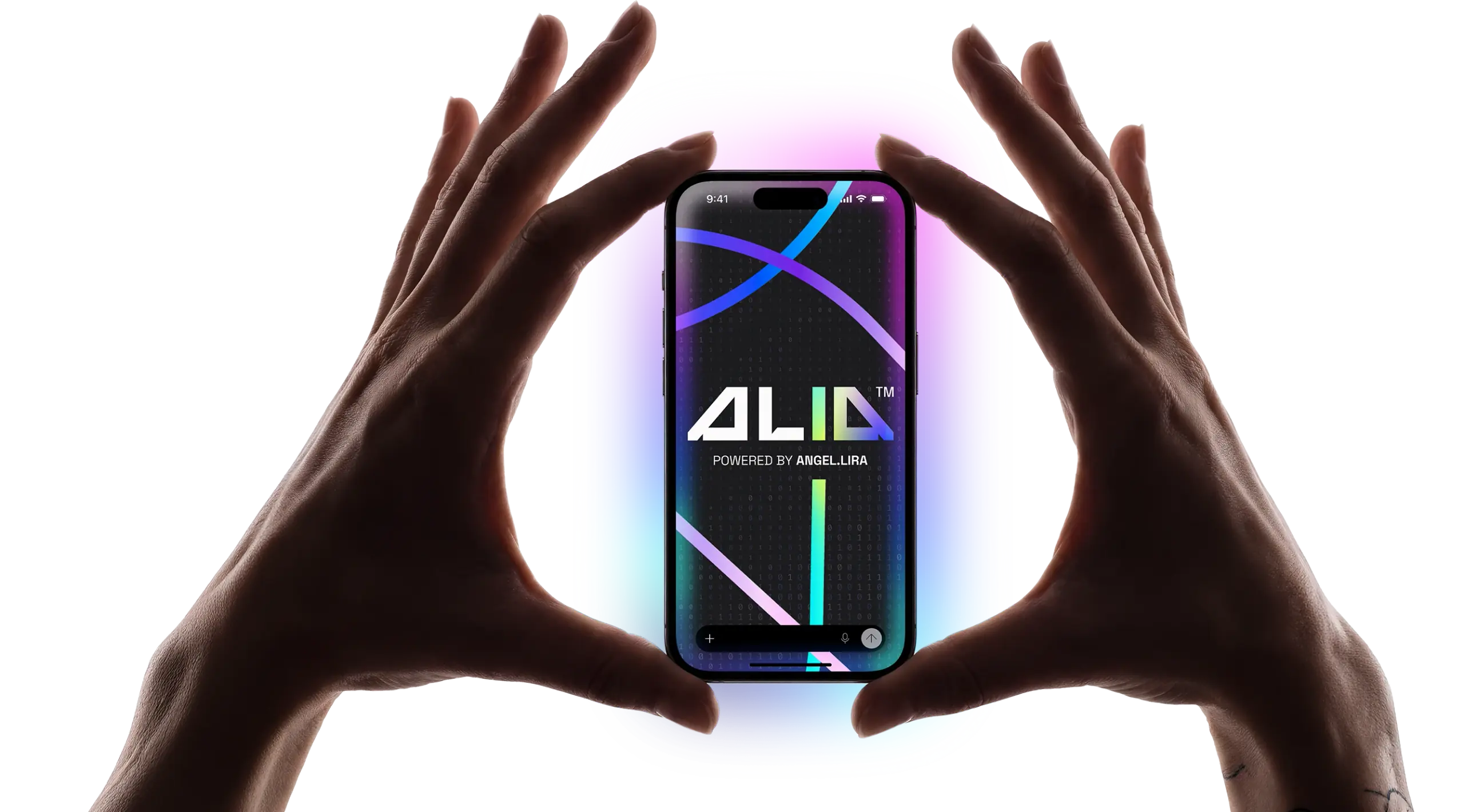 Duas mãos segurando um celular com a tela de abertura da ALIA